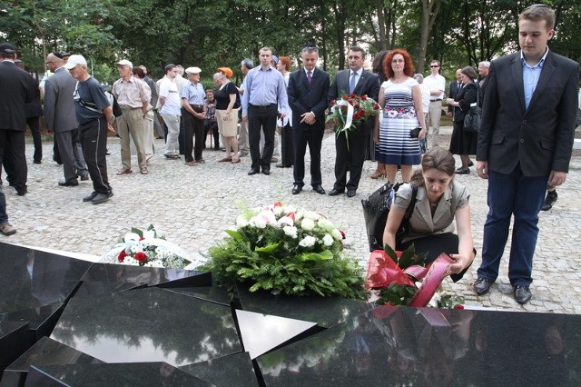 Kwiaty przed pomnikiem skłąda poseł Marzena Okła -Drewnowicz