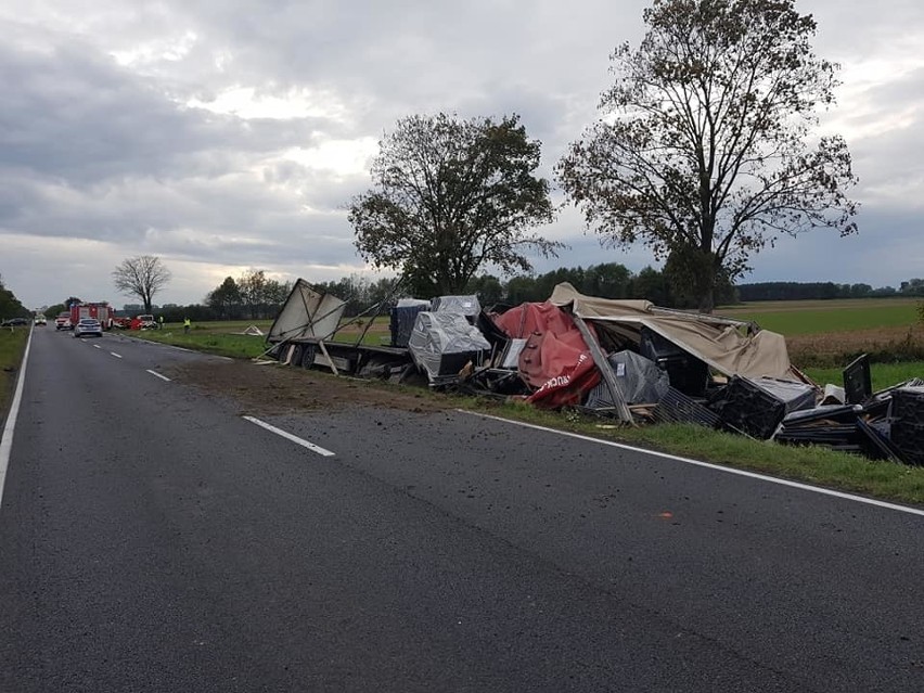 Wypadek na DK 12. Jedna osoba nie żyje, trzy są ranne (ZDJĘCIA)