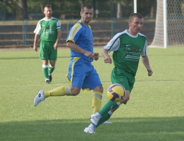 Piłkarze Prochu od 0:3, doprowadzili do remisu z Legionem Głowaczów. W środku pola często o piłkę walczyli Piotr Cichawa (z prawej) i Zbigniew Osiński.