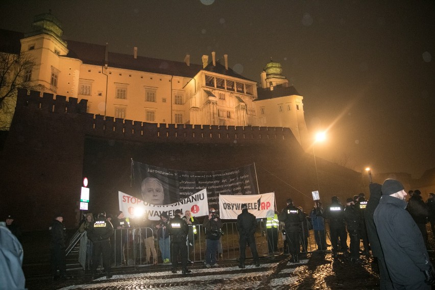 Manifestacja "Stop upartyjnieniu Wawelu" [ZDJĘCIA]