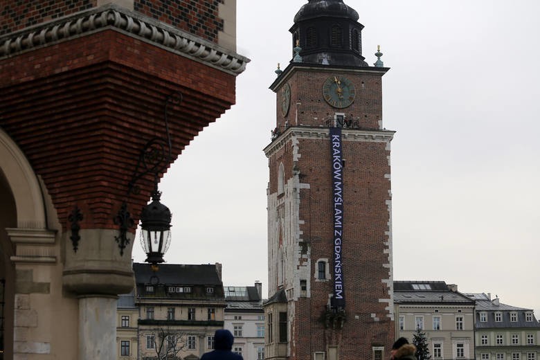 Na Wieży Ratuszowej została wywieszona flaga z napisem...