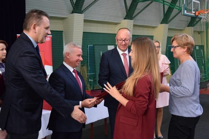 Uczniowie z powiatu kraśnickiego odebrali stypendia za osiągnięcia w nauce
