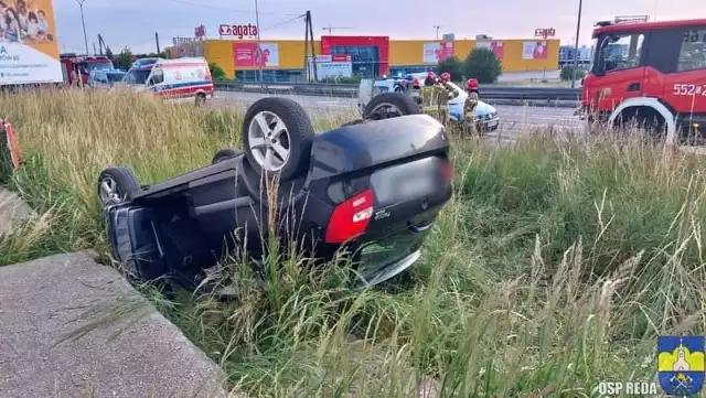 Samochód osobowy dachował w Rumi i uderzył w latarnię. Kierowca został przekazany służbom medycznym