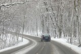 Intensywne opady śniegu w woj. śląskim. W tym roku zima jest bezlitosna. Opóźnienia pociągów, interwencje straży