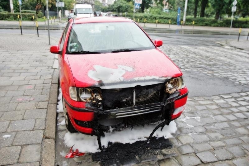 Wrocław: Nocne pożary aut na Nadodrzu. Zatrzymano podpalacza (ZDJĘCIA)