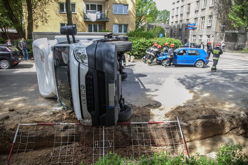 Wypadek na Organizacji WiN. Dostawcze iveco przewrócone na bok [ZDJĘCIA]