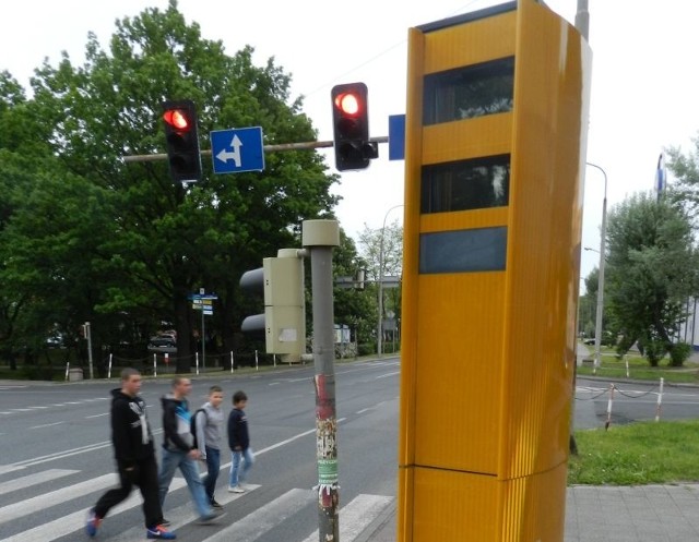 Maszt na al.Jana Pawła II stoi od pięciu lat. Wyłapał już tysiące kierowców przekraczających prędkość, ale nie poprawił bezpieczeństwa w tym miejscu.