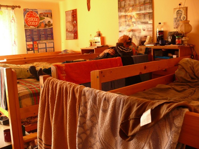 Sypialnia dla bezdomnych mężczyzn w Stalowej Woli w schronisku prowadzonym przez Towarzystwo Brata Alberta