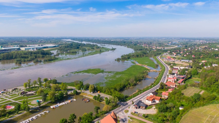Wysoki stan wody w Wiśle w powiecie sandomierskim. Stany ostrzegawcze w Sandomierzu i Zawichoście [ZDJĘCIA Z DRONA]