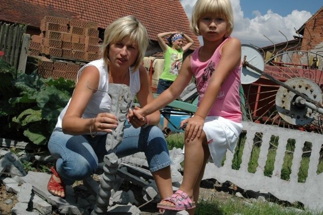 Bożena Oblonk z Karłowa z córką Melanie o mało nie straciły życia po tym, jak rozpędzone auto rozbiło ich płot i wjechało do podwórka.
