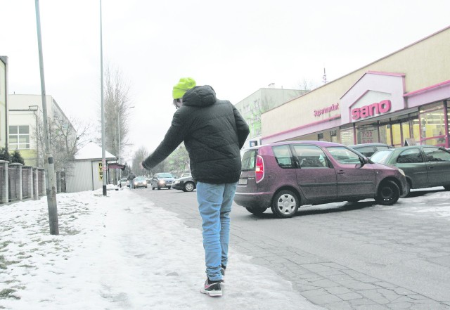 Pomimo chwilowej odwilży wiele chodników w Słupsku, głównie na osiedlach, jest nadal pokryta warstwą lodu.