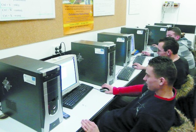 Młodzież podczas kursu komputerowego musi opanować siedem specjalistycznych modułów m.in. grafikę menadżerską i prezentacyjną oraz bazy danych.