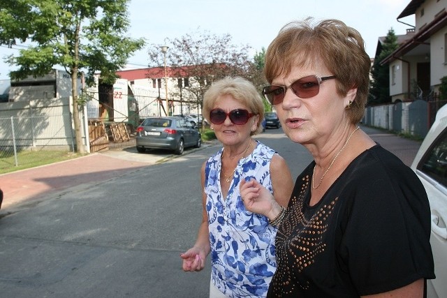 Maria Zając (z lewej) i Stefania Podgórska przekonują, że mieszkańcy nie mogą spać po nocach przez hałas, jaki dobiega z pobliskiej hurtowni owoców i warzyw