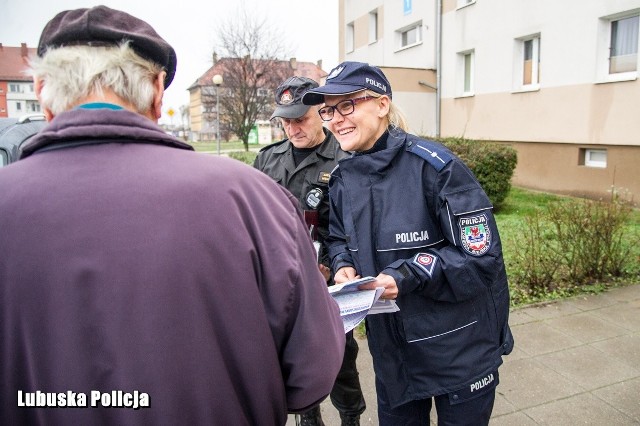 Gorzowscy policjanci przypominają, by w czasie świąt nie zapominać o roztropności i własnym bezpieczeństwie. - Funkcjonariusze odwiedzają mieszkańców miasta wraz ze strażakiem, który sprawdza, czy zamontowane w domach termy nie stanowią zagrożenia dla życia i zdrowia. Uszkodzone instalacje mogą być śmiertelnie niebezpieczne - informuje podkom. Grzegorz Jaroszewicz z lubuskiej policji.WIDEO: Oszuści podający się za funkcjonariuszy CBŚP w rękach gorzowskich policjantówPolicjanci prewencji gorzowskiej komendy miejskiej odwiedzają mieszkańców, by przypominać im o zasadach, które są bardzo ważne. Współpracują przy tym ze strażakami, którzy sprawdzają, czy zamontowane termy nie stanowią zagrożenia dla gorzowian. Krótka wizyta może wykryć nieszczelności w instalacji, a przez to potencjalnie uratować czyjeś życie.Tlenek węgla jest silnie trujący - człowiek nie jest w stanie go wyczuć czy zauważyć, ponieważ jest bezwonny i bezbarwny. Potencjalnym źródłem „czadu” są m. in. gazowe podgrzewacze wody. Zimą podczas intensywnego ogrzewania mieszkań warto skontrolować te urządzenia i sprawdzić, czy jesteśmy w naszych mieszkaniach bezpieczni. A najlepiej wyposażyć się w urządzenia alarmujące.WIDEO: Czad zabija - jak się przed nim chronić? Straż Pożarna ruszyła z kampanią "Czujka na straży Twojego bezpieczeństwa" Policjanci przypominają również, by w okresie świat dobrze zabezpieczyć swoje mieszkania. Pamiętajcie: kilkudniowy wyjazd może być okazją dla złodzieja, dlatego warto poprosić sąsiadów, by mieli "na oku" nasze cztety kąty.- Funkcjonariusze docierają przede wszystkimi do osób starszych i samotnie mieszkających. Tych młodszych proszą, by informacje przekazać innym członkom rodziny czy sąsiadom. Przy świątecznym spotkaniu warto poruszyć temat oszustw na wnuczka czy policjanta, który wciąż jest aktualny. Powodem do rozmowy niech będzie sytuacja z Mikołajek. Starsza gorzowianka, poinstruowana przez oszustów, była już w banku i niemal przelała na konto oszustów podających się za policjantów 76 tys. zł. Tylko reakcja pracownika banku spowodowała, że pieniądze pozostały przy właścicielce - wyjaśnia podkom. Jaroszewicz.Policjanci przypominają też, że nie dzwonią, by angażować kogokolwiek w akcje zatrzymania oszustów i nie proszą o wpłacanie, czy przekazywanie komukolwiek pieniędzy.