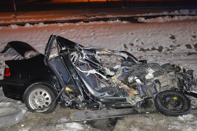 Co się stało w Ostaszewie pod Toruniem na DK 91? Kierowca osobowego BMW z nieznanych przyczyn zjechał na przeciwległy pas ruchu, uderzył w naczepę pojazdu ciężarowego mana jadącego w przeciwnym kierunku a następnie zderzył się czołowo z drugą ciężarówką. 35-latek z Chełmży zginął na miejscu.Kierowca osobowego BMW, jadąc w kierunku Gdańska, nagle z nieznanych przyczyn zjechał na przeciwległy pas ruchu, uderzył w naczepę pojazdu ciężarowego mana jadącego w przeciwnym kierunku a następnie zderzył się czołowo z pojazdem ciężarowym marki renault premium, którym kierowała  39-letnia kobieta. Siła uderzenia była tak duża, że pojazd osobowy odrzuciło na jego pierwotny pas ruchu a następnie do pobliskiego rowu. 35-letni mieszkaniec Chełmży - kierowca BMW, zginął na miejscu.Okoliczności tragicznego wypadku w Ostaszewie będą wyjaśniać policjanci z Wydziału Kryminalnego toruńskiej komendy.Policja prosi jednocześnie wszystkie osoby, które były świadkami tego zdarzenia lub mogą pomóc w tej sprawie o osobisty lub telefoniczny kontakt z Komendą Miejską Policji w Toruniu, 56 641 26 07, 56 641 26 09  lub 112.Flesz - wypadki drogowe. Jak udzielić pierwszej pomocy?