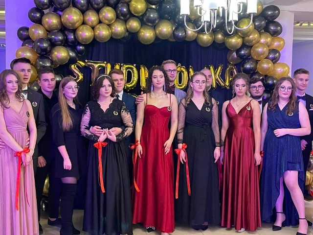 W sobotę, 21 stycznia, w  Gościńcu w Klimontowie odbyła się studniówka  uczniów Liceum Ogólnokształcącego imienia  Świętej  Urszuli Ledóchowskiej w Klimontowie.