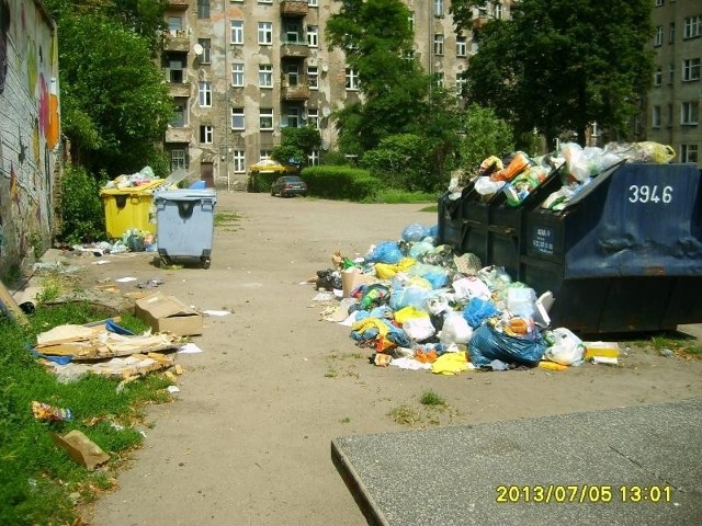 Śmieci na podwórku w obrębie ulic Orzeszkowej, Barlickiego, Nowowiejskiej, Żeromskiego we Wrocławiu.