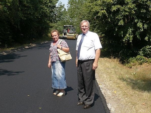 Krystyna Sulima, dyrektor Powiatowego Zarządu Dróg w Zwoleniu i Stefan Bernaciak, członek Zarządu Powiatu przy przebudowie drogi.