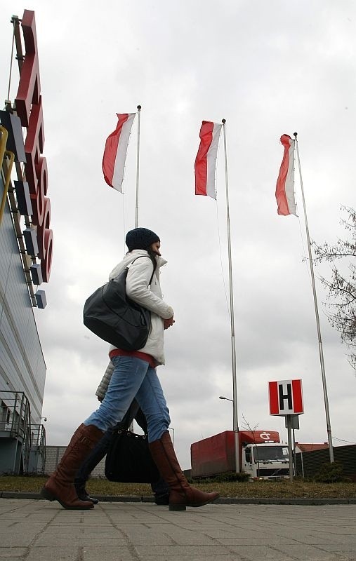 - Przed hipermarketem Tesco zawieszono odwrotnie flagi narodowe - twierdzą kielczanie.