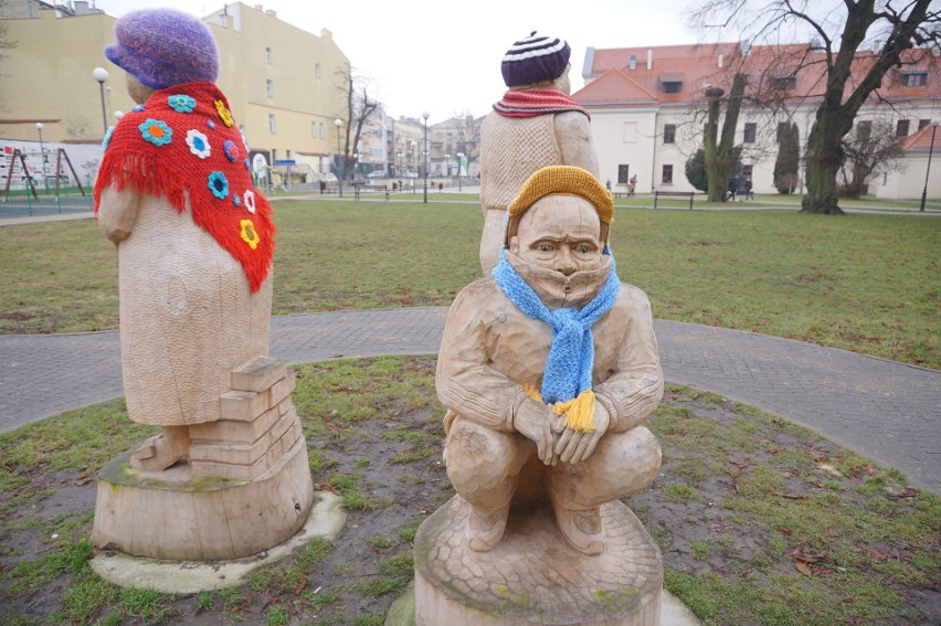 Rzeźby przy Centrum Kultury dostały zimowe ubrania 