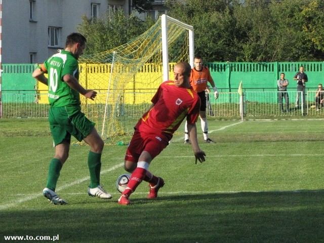 Marcin Truszkowski (z lewej) już od pierwszych minut nękał defensywę Kasztelana.