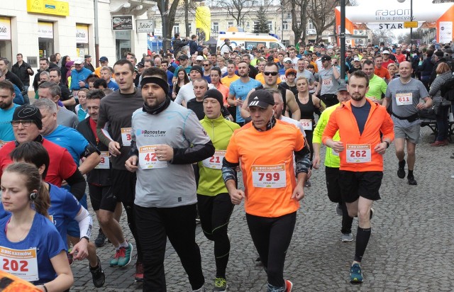 W ubiegłorocznym Biegu Kazików wystartowało 1050 osób, a ukończyło 1015. W tym roku na liście startowej widnieje niemal 1200 nazwisk.