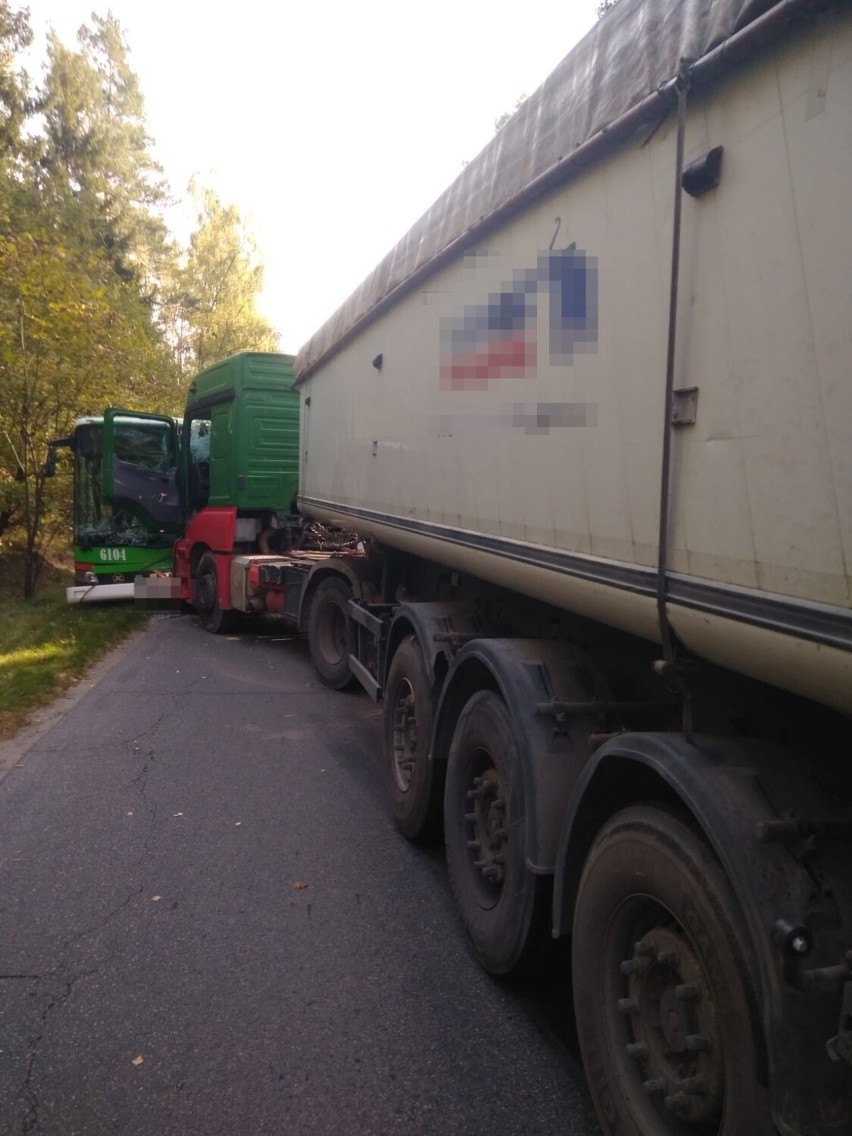 Wypadek między Piaśnicą a Wejherowem 5.10.2022. Zderzenie ciężarówki z autobusem i samochodem. Są ranni, droga zablokowana