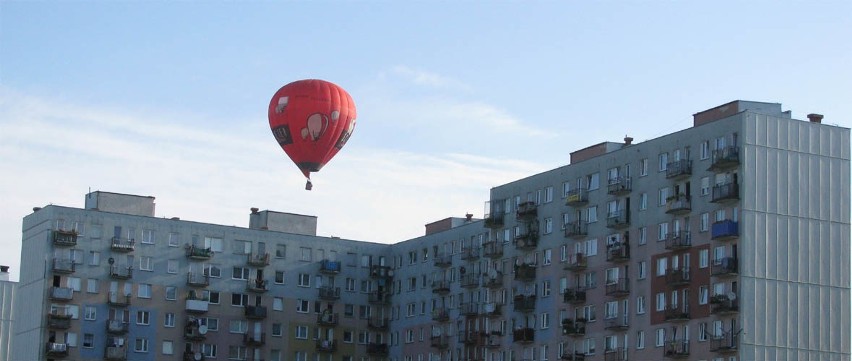 Ciekawostka na Przylesiu. Nad osiedlem przeleciał balon (zobacz film)