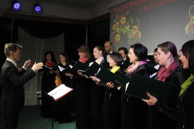 Występem Rosyjskiego  Chóru Kameralnego Teatru Muzycznego w Kaliningradzie w niedzielne popołudnie w pałacyku Zielińskiego dyrygował Konstantin Biełogonow.