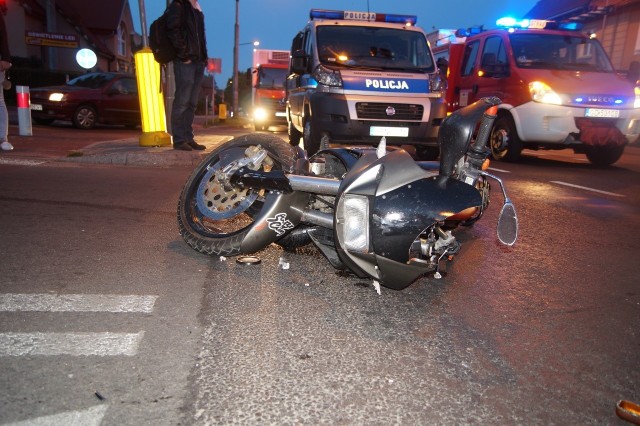 W czwartek około godz. 19 doszło do zderzenia motocykla i samochodu osobowego. Kierujący motocyklem mężczyzna uderzył w bok jadącego przez skrzyżowanie Forda KA. Na miejscu pracowały służby ratunkowe i policja. Motocyklista został odwieziony do szpitala. Wypadek miał miejsce na skrzyżowaniu ulic Kossaka-Szczecińska.Zobacz wideo: Wypadek na skrzyżowaniu Szczecińska-Kossaka w Słupsku