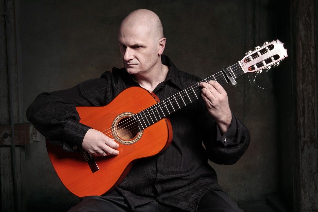 Przemysław Hałuszczak to jeden z najbardziej cenionych polskich i gitarzystów specjalizujących się w muzyce flamenco i latino. W poniedzialek zagra muzykę z nowej  płyty.