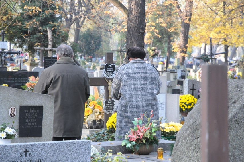 Koronawirus w Krakowie. Obostrzenia na cmentarzach. Najważniejsze zasady, o których trzeba pamiętać!