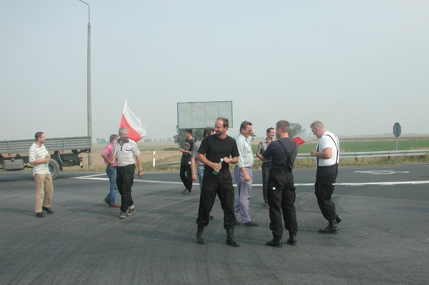 Grupa protestujących zablokowala ruchliwe skrzyzowanie dróg...