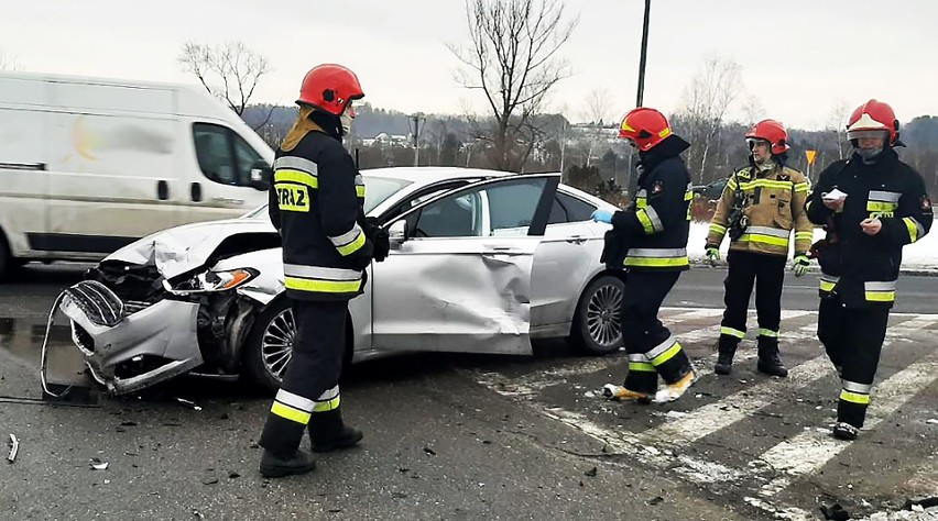 Straszny wypadek w Nowym Sączu na DK75. Trzy osoby w szpitalu