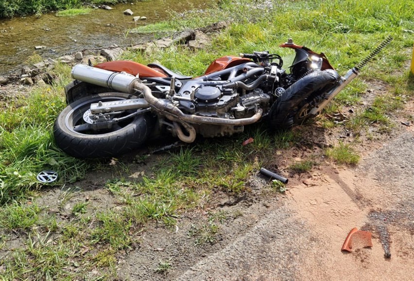 Motocyklista ranny w zderzeniu z samochodem na drodze pod Nowym Sączem 