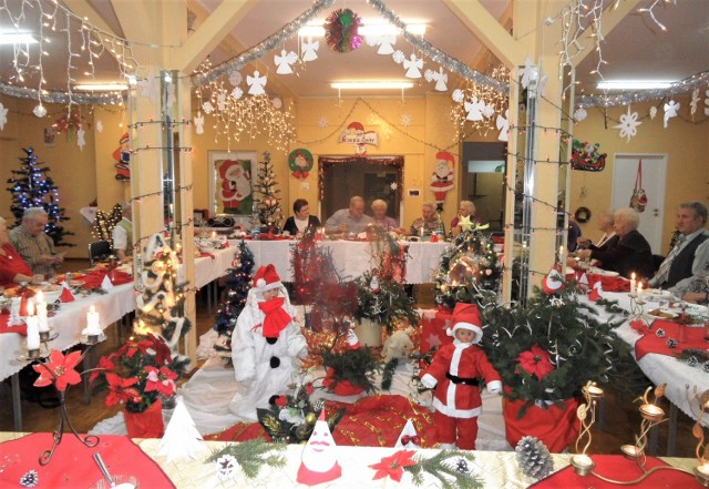 W klubie "Słońce" na osiedlu Rządz w Grudziądzu seniorzy podzielili się opłatkiem i życzyli sobie wesołych, zdrowych świąt Bożego Narodzenia