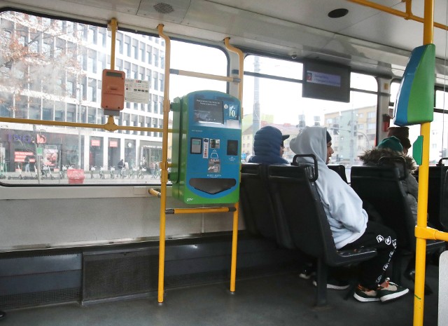 Z roku na rok rośnie liczba kontroli w autobusach i tramwajach. Rośnie też - niestety - liczba osób, które ryzykują jazdę bez biletu.
