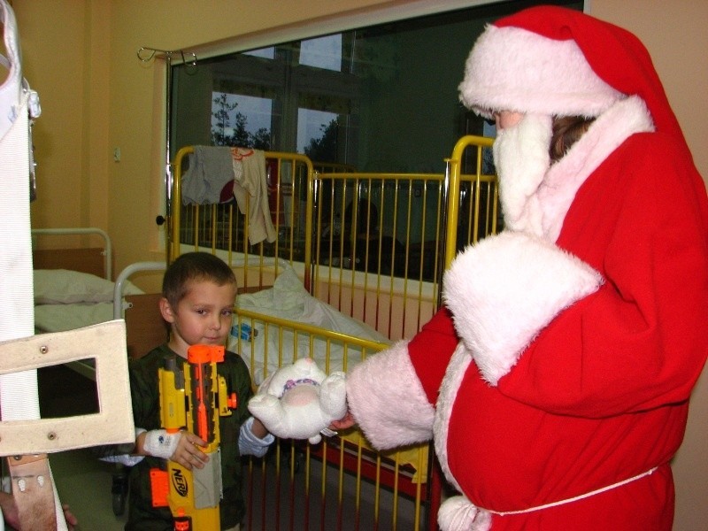 Mikolaj odwiedzil dzieci w ostrowskim szpitalu