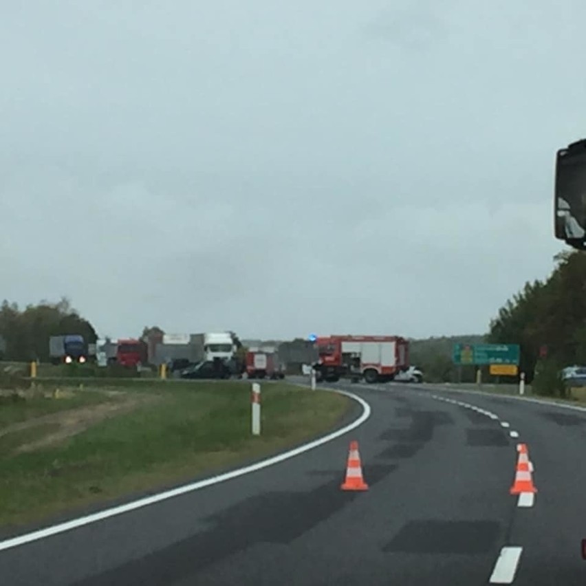 Na miejscu wypadku pracuje policja i straż pożarna. Zdjęcie...