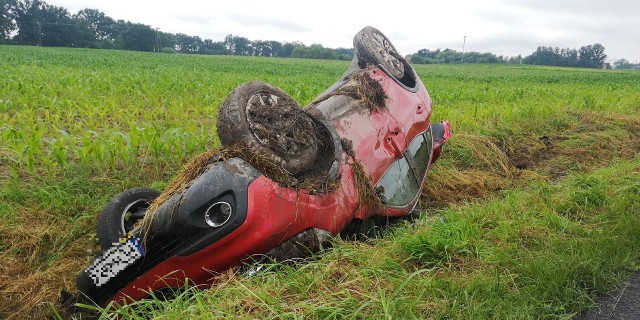 W czwartek (2 lipca) w miejscowości Mycielewo (pow. nakielski, gm. Kcynia) doszło do wypadku. Kierowca nie dostosował prędkości do warunków panujących na drodze, w wyniku czego samochód wpadł do rowu i dachował.