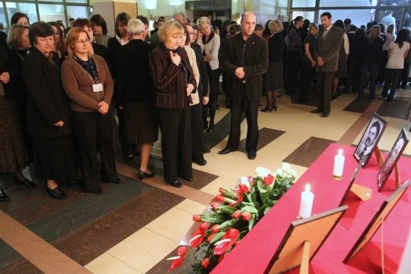 Kilkaset osób zebrało się w holu urzędu, żeby wspólnie uczcić pamięć zmarłych.
