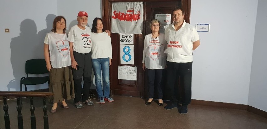 Agata Adamek, szefowa Solidarności w Ostrowcu, wśród nauczycieli prowadzących strajk głodowy w Krakowie