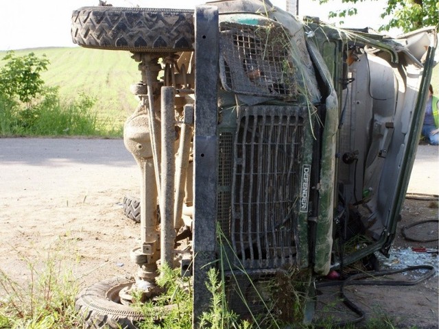 Na zakręcie auto wypadło z drogi i dachowało. Rannych zostało 12 osób, w tym 11 dzieci