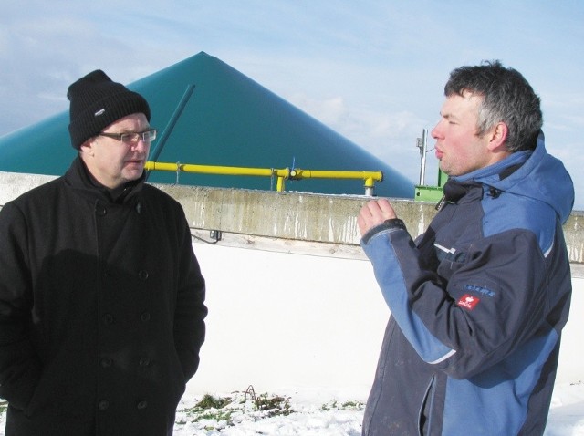 - W Polsce da się zrobić wszystko to, co w Niemczech - mówi prof. Piotr Banaszuk, kierownik Katedry Ochrony Środowiska Politechniki Białostockiej (z lewej) w rozmowie z Sebastianem Völkelem z wsi  Neudorf. - Tylko w Niemczech są gwarancje nawet na 20 lat, a u nas jest zupełnie inny świat.