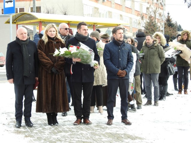 W czwartek o godz. 12 rozpoczęła się uroczystość przed pomnikiem Pamięci Bohaterów Walk o Wolność i Niepodległość Polski w latach 1939-1956. Kwiaty złożyli przedstawiciele władz, dowództwo 13. Batalionu Lekkiej Piechoty 1. Podlaskiej Brygady Terytorialnej oraz uczniowie. Wieczorem ulicami miasta przeszedł V Łomżyński Marsz Pamięci Żołnierzy Wyklętych. Wideo znajduje się pod trzecim zdjęciem.