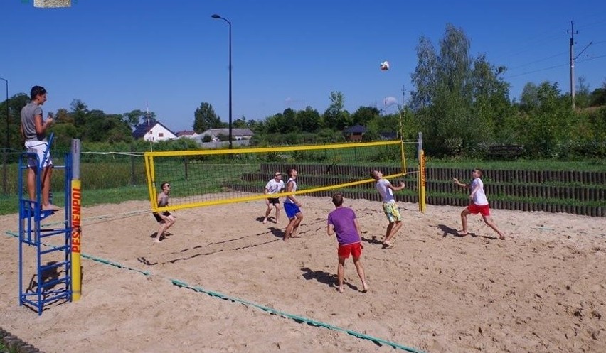 Wakacje na sportowo w Kijach. Był turniej siatkówki plażowej