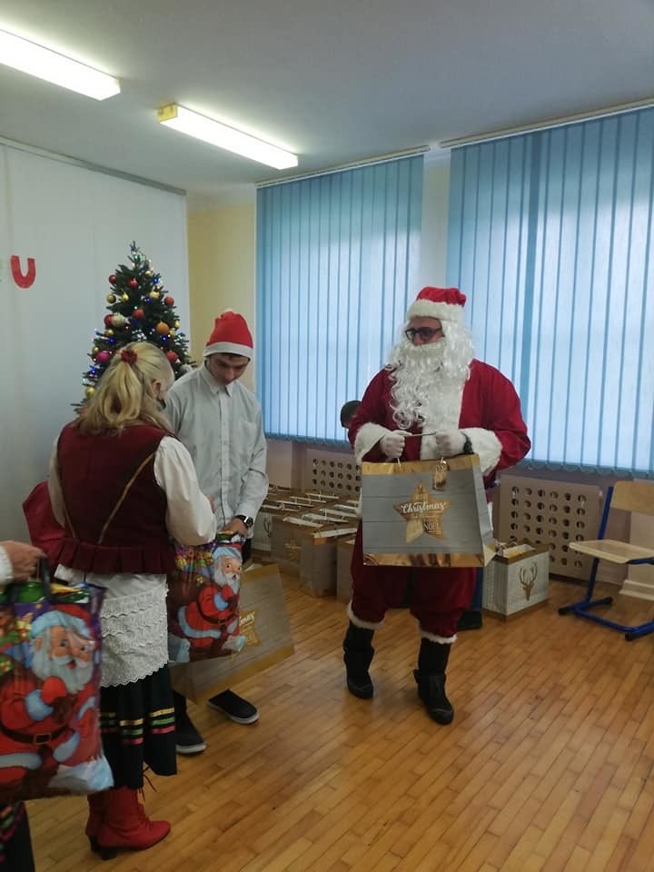 Święty Mikołaj w ośrodku w Psarach w gminie Secemin. Podopieczni dostali paczki pełne słodyczy [ZDJĘCIA]