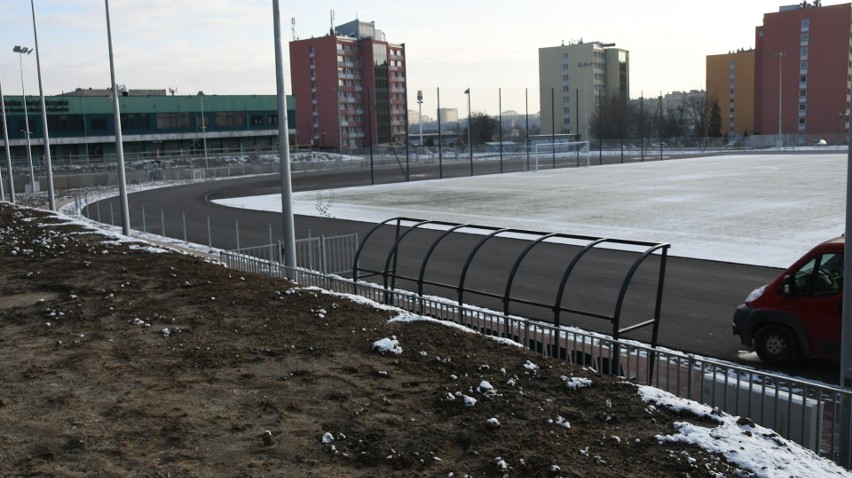 Powstaje nowy stadion lekkoatletyczny Politechniki Świętokrzyskiej w Kielcach. Byliśmy na budowie [WIDEO, ZDJĘCIA]