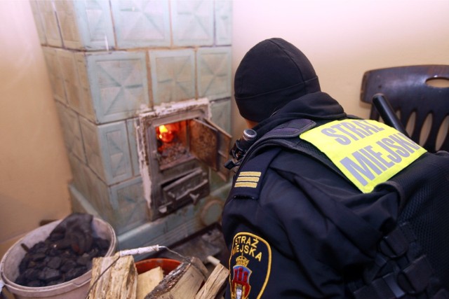 403 kontrole przestrzegania przepisów uchwały antysmogowej przeprowadzili w styczniu krakowscy strażnicy miejscy.