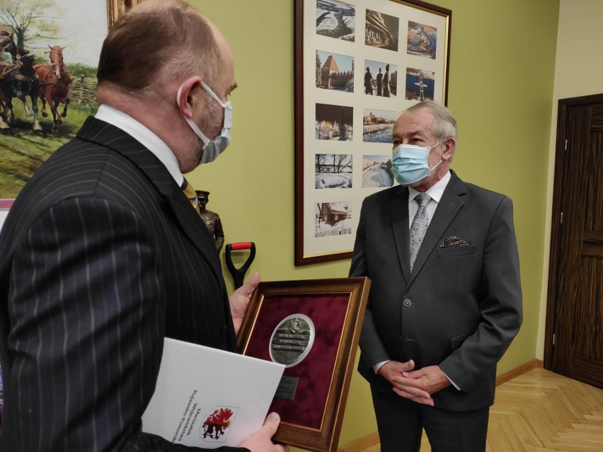 Marszałek Piotr Całbecki Przekazuje medal synowi pani Anieli...